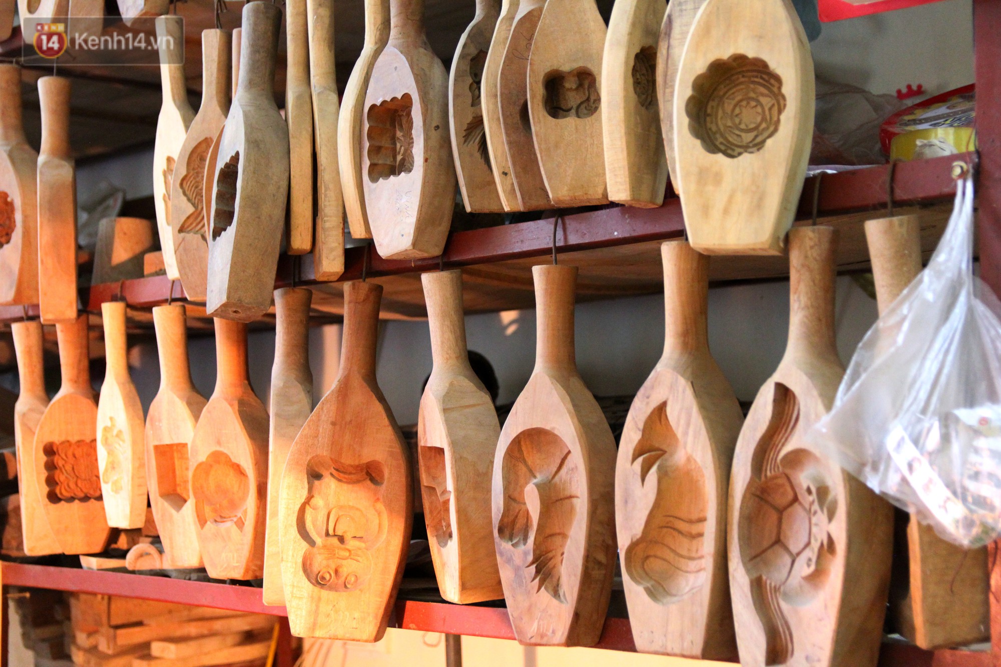 Ghé thăm người đàn ông 35 năm đẽo đục khuôn bánh Trung thu ở Hà Nội: Một khuôn gỗ đắt nhất giá 5 triệu - Ảnh 12.