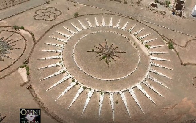 Người đàn ông Thụy Sĩ xây bãi đỗ UFO ngay giữa sa mạc vì nghe thấy lời thỉnh cầu của người ngoài hành tinh - Ảnh 2.