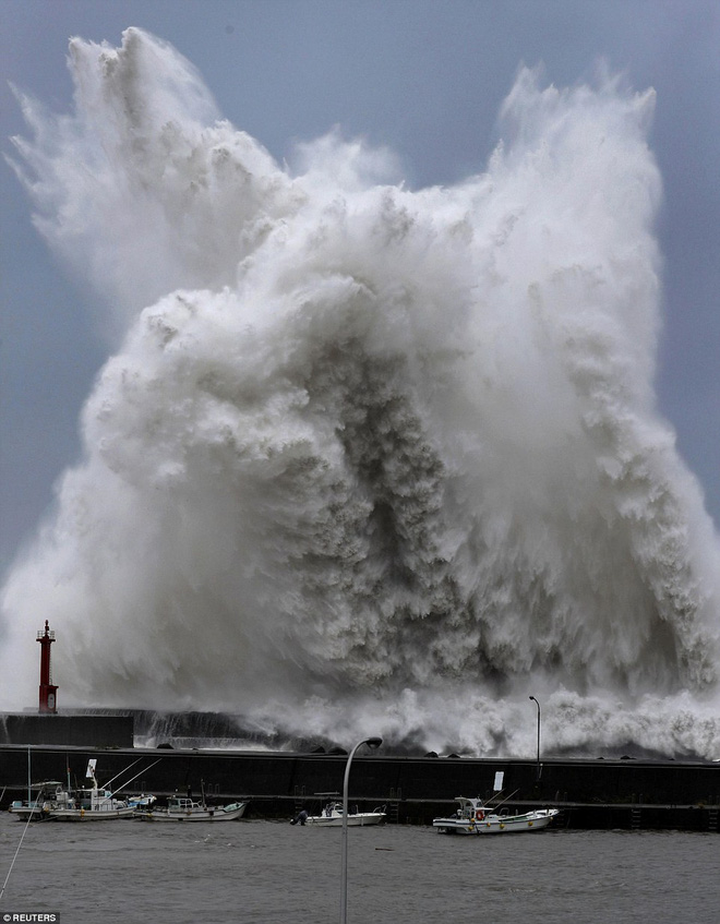 Siêu bão mạnh nhất 1/4 thế kỷ của Nhật: Hàng trăm ô tô cháy ngùn ngụt trong biển lửa - Ảnh 1.