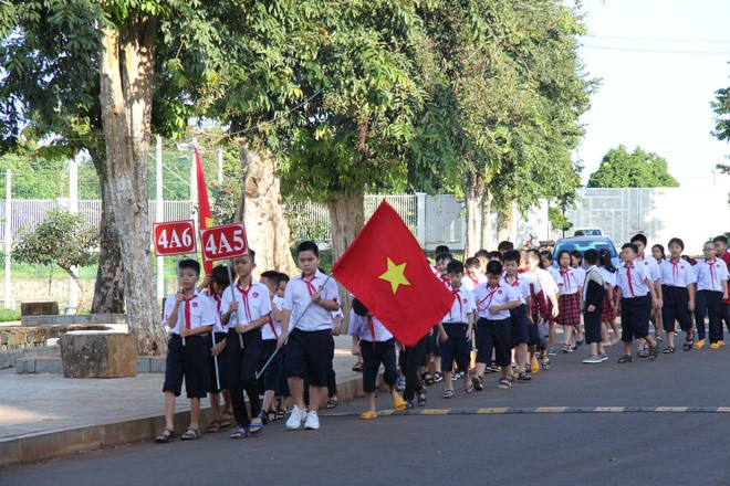 Ô tô đỗ kín đường trong lễ khai giảng ở trường tư lớn nhất Đắk Lắk - Ảnh 1.