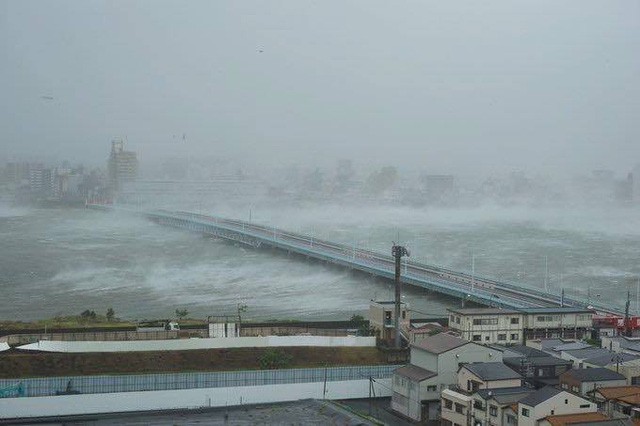 Siêu bão mạnh nhất ¼ thế kỷ đổ bộ, Nhật Bản bị tàn phá như trải qua thảm họa kép động đất, sóng thần năm 2011 - Ảnh 3.