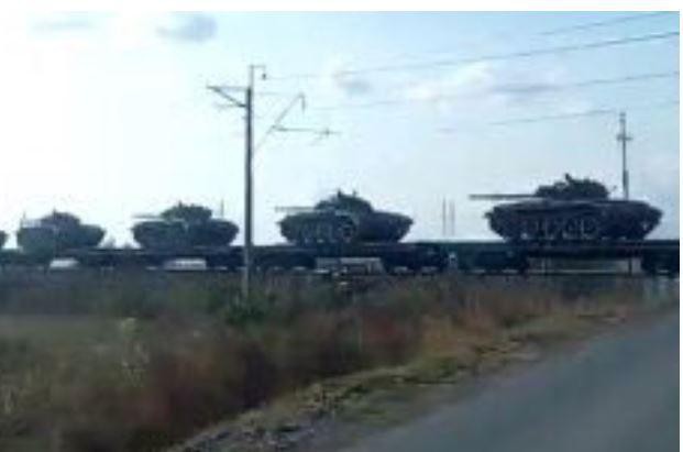 1.000 xe tăng Nga cấp tốc cưỡi tàu hỏa tới áp sát biên giới Ukraine: Moscow muốn gì? - Ảnh 1.