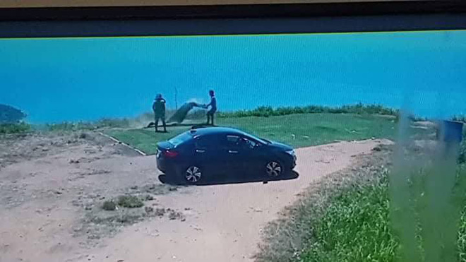 Hai thanh niên đi ô tô trộm cỏ trên núi Sơn Trà lén lút mang trả lại - Ảnh 1.