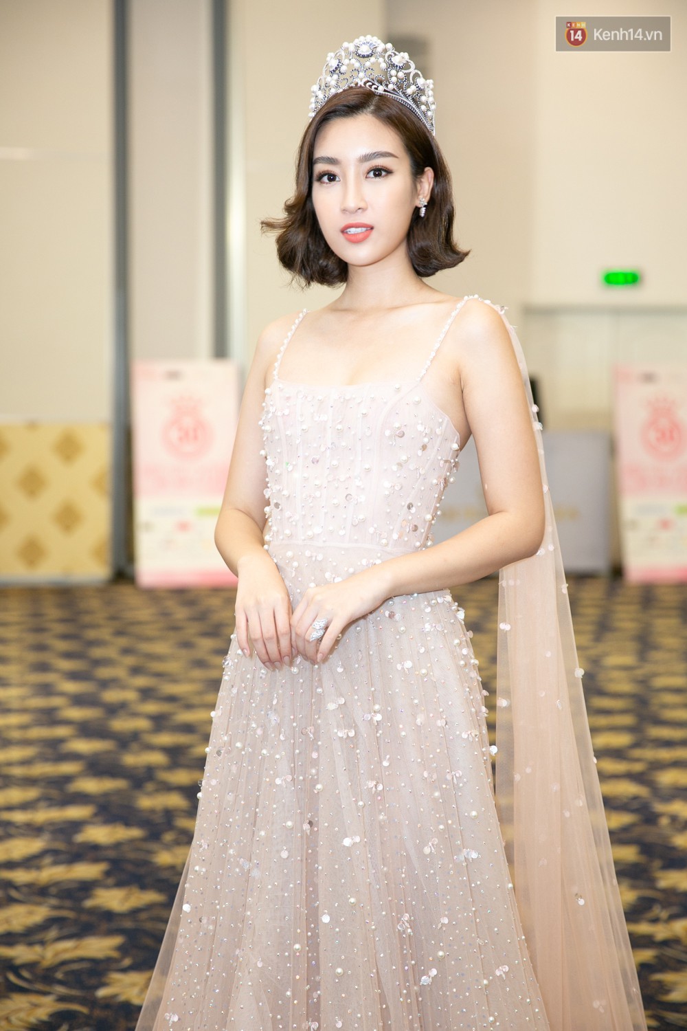 Trước thềm chung kết, hé lộ cận cảnh vương miện, quyền trượng giá trị của Tân Hoa hậu Việt Nam 2018 1