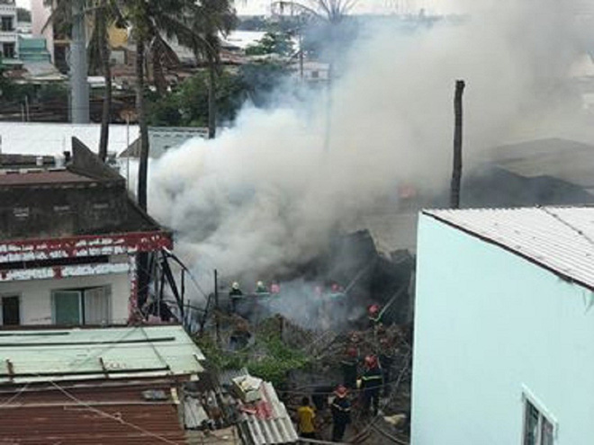 Đang cháy lớn nhiều nhà dân ở gần cầu Bình Lợi, khói đen bốc cao nghi ngút - Ảnh 2.