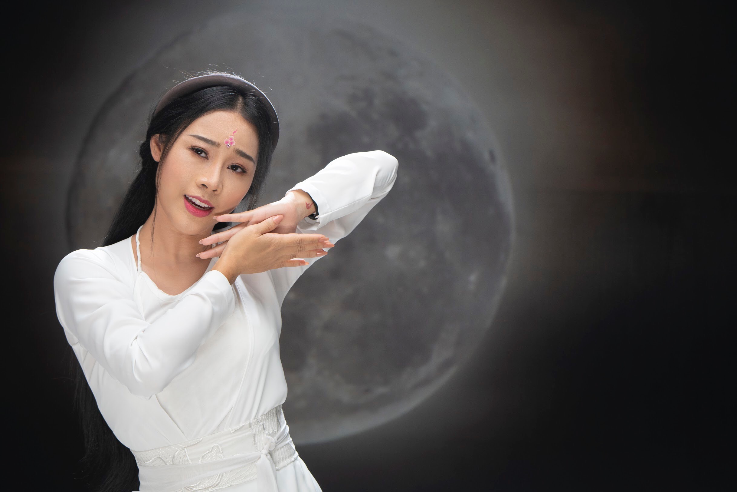 Ca sĩ Hoa Trần lại khiến fans “sốt” vì đẹp mộng mị trong MV cover nhạc phim Diên Hy Công Lược 7