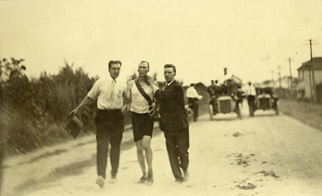 Không cho VĐV uống nước, bắt nuốt thuốc chuột thay doping và những bí mật động trời tại marathon Olympic 1904 - Ảnh 12.