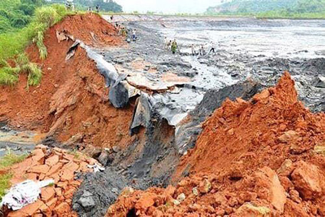 Cảnh tan hoang sau vụ vỡ đập hồ chứa, hàng nghìn mét khối chất thải tràn vào khu dân cư ở Lào Cai - Ảnh 2.