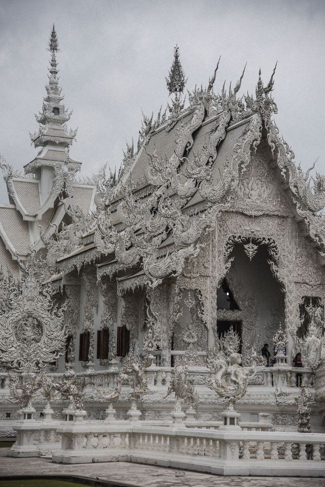 Thăm quan ngôi đền Thái Lan sở hữu cây cầu địa ngục, cánh tay người chết và cổng vào thiên đường - Ảnh 15.