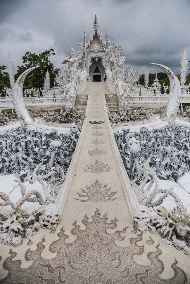 Thăm quan ngôi đền Thái Lan sở hữu cây cầu địa ngục, cánh tay người chết và cổng vào thiên đường - Ảnh 8.