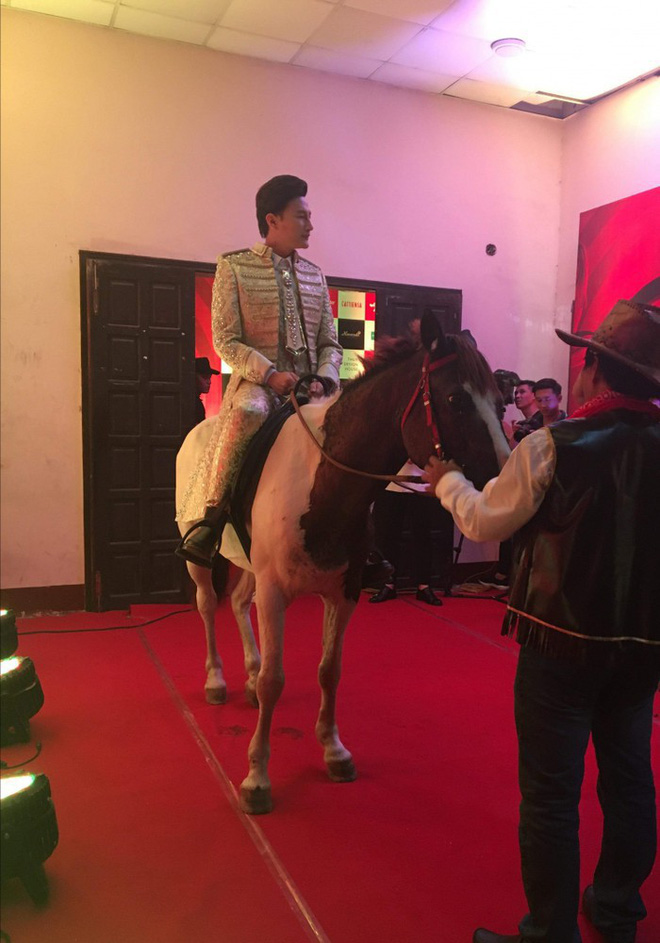 Thảm đỏ giải trí nhất của năm: Nhân vật chính ăn diện sến sẩm, nhân vật phụ thì cưỡi ngựa làm lố - Ảnh 5.