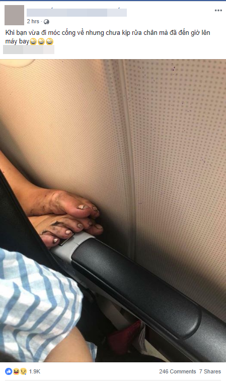 Hình ảnh hành khách vô tư gác đôi bàn chân cáu bẩn lên ghế trước máy bay khiến nhiều người ngán ngẩm - Ảnh 1.