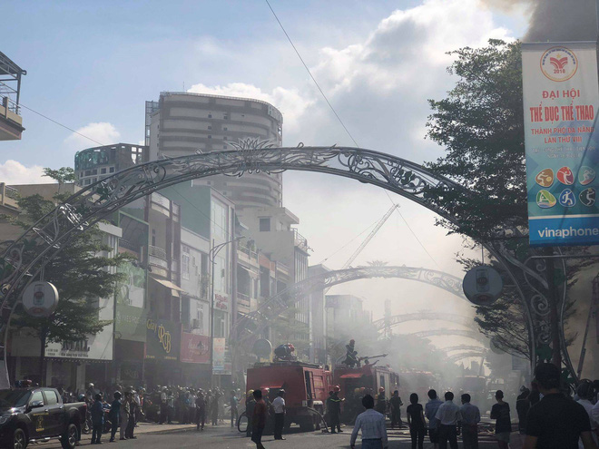 Ngọn lửa bùng phát dữ dội bao trùm quán bar nổi tiếng ở trung tâm Đà Nẵng - Ảnh 4.