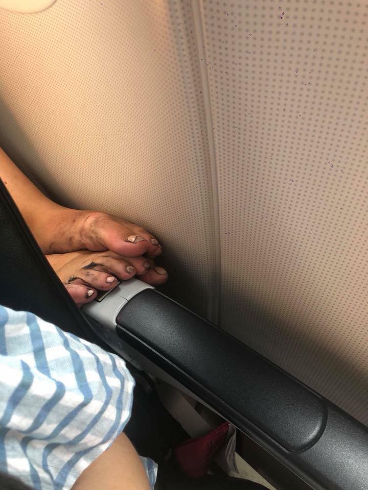 Hình ảnh hành khách vô tư gác đôi bàn chân cáu bẩn lên ghế trước máy bay khiến nhiều người ngán ngẩm - Ảnh 2.