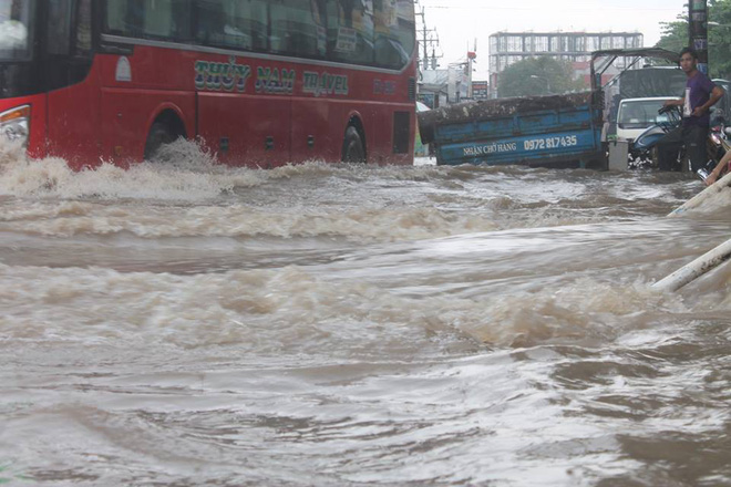 Đồng Nai: Mưa như trút nước, quốc lộ 51 biến thành sông - Ảnh 1.