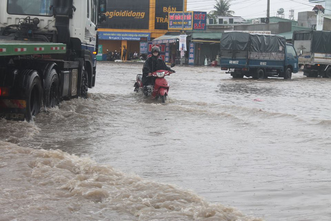 Đồng Nai: Mưa như trút nước, quốc lộ 51 biến thành sông - Ảnh 2.