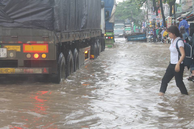 Đồng Nai: Mưa như trút nước, quốc lộ 51 biến thành sông - Ảnh 3.