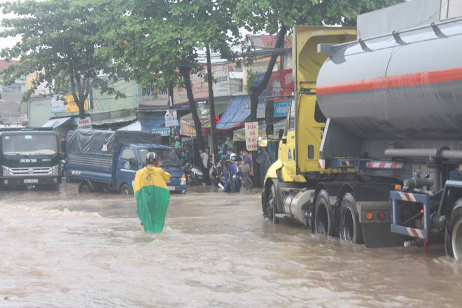 Đồng Nai: Mưa như trút nước, quốc lộ 51 biến thành sông - Ảnh 4.