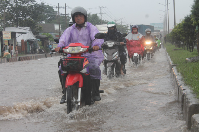 Đồng Nai: Mưa như trút nước, quốc lộ 51 biến thành sông - Ảnh 7.