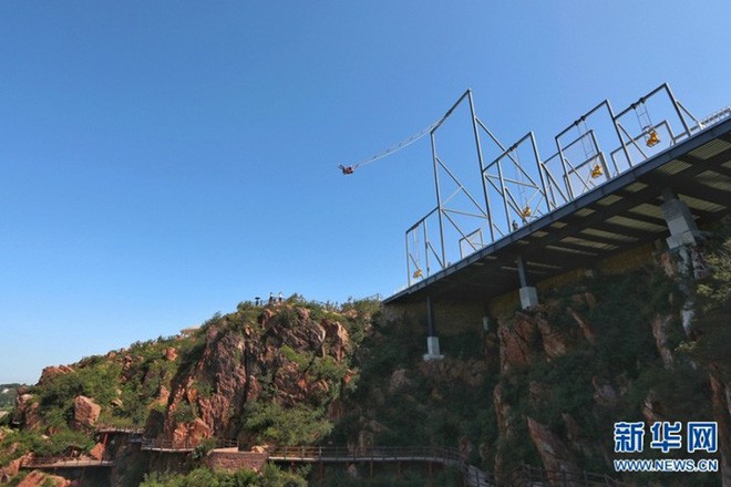 Trải nghiệm cảm giác rùng mình trên xích đu khổng lồ, cheo leo ở độ cao hơn 300m tại Trung Quốc - Ảnh 3.