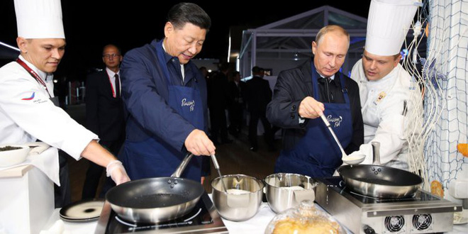 Ông Putin và ông Tập tự làm bánh Blini trứng cá muối, chúc mừng nhau bên ly rượu Vodka 1