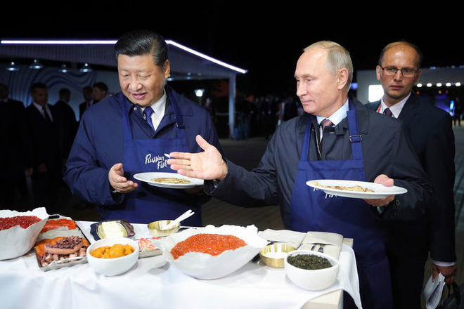 Ông Putin và ông Tập tự làm bánh Blini trứng cá muối, chúc mừng nhau bên ly rượu Vodka - Ảnh 4.