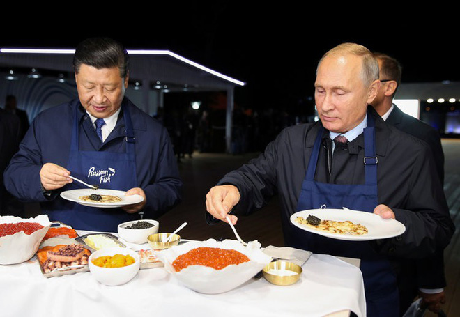 Ông Putin và ông Tập tự làm bánh Blini trứng cá muối, chúc mừng nhau bên ly rượu Vodka 5
