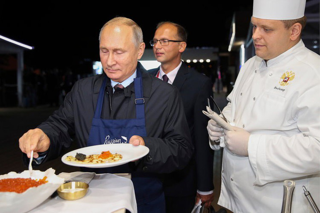 Ông Putin và ông Tập tự làm bánh Blini trứng cá muối, chúc mừng nhau bên ly rượu Vodka - Ảnh 7.