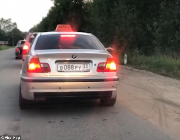 Câu chuyện ở Nga: Khách vứt chai nước ra đường, tài xế taxi vứt luôn khách ra khỏi xe - Ảnh 2.