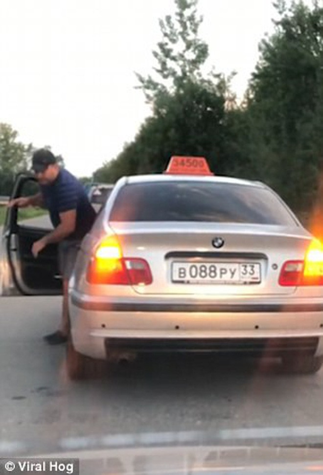 Câu chuyện ở Nga: Khách vứt chai nước ra đường, tài xế taxi vứt luôn khách ra khỏi xe - Ảnh 3.