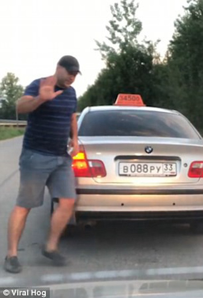 Câu chuyện ở Nga: Khách vứt chai nước ra đường, tài xế taxi vứt luôn khách ra khỏi xe - Ảnh 4.