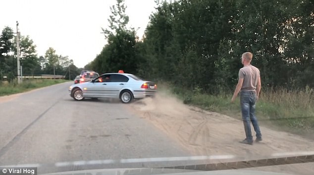 Câu chuyện ở Nga: Khách vứt chai nước ra đường, tài xế taxi vứt luôn khách ra khỏi xe - Ảnh 6.