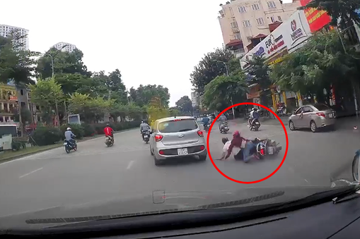 Hà Nội: Ô tô tự dưng tông ngã 2 người đi xe máy rồi phóng mất dạng giữa phố đông - Ảnh 2. Hà Nội: Ô tô tự dưng tông ngã 2 người đi xe máy rồi phóng mất dạng giữa phố đông 1