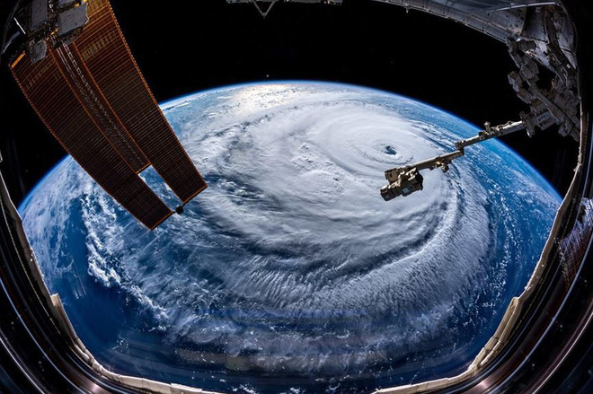 Sức mạnh hủy diệt của Florence, siêu bão to bằng cả một bang Mỹ được phi hành gia chụp từ ISS  2