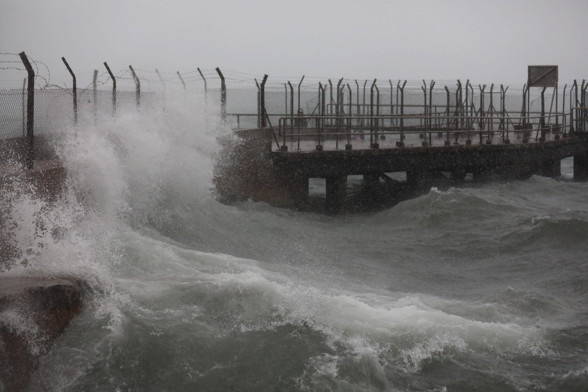 Nóng: Bão Mangkhut đã đổ bộ Hong Kong với từng cột sóng cao đến 14m - Ảnh 2.