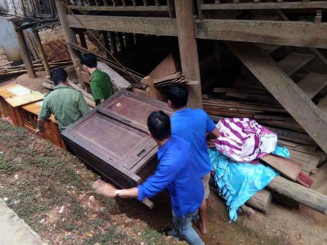 Công an giúp người dân di dời nhà cửa, gặt lúa “chạy” bão Mangkhut - Ảnh 2.