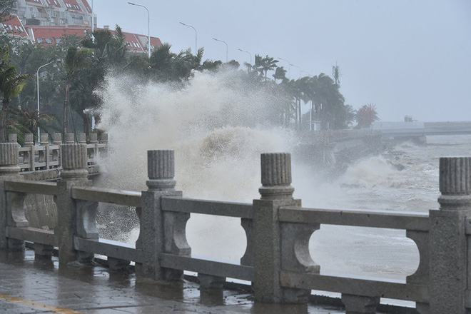 Trung Quốc tiếp tục cảnh báo đỏ với siêu bão Mangkhut 2