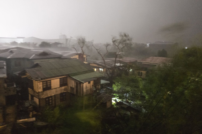 Cảnh tượng 'như ngày tận thế' của siêu bão Mangkhut khi càn quét qua Philippines 1