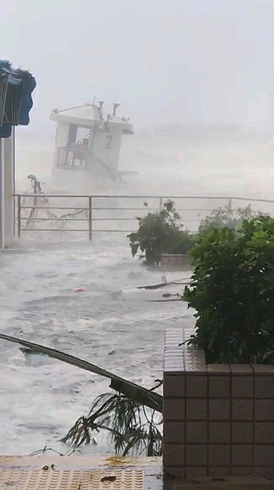 Bão Mangkhut xô nghiêng nhà cửa, người già ở Hồng Kông quyết không sơ tán - Ảnh 5.