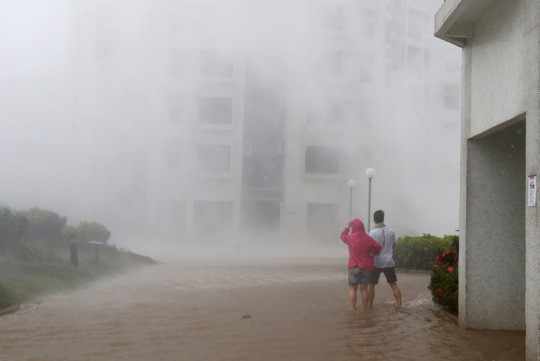 Bão Mangkhut xô nghiêng nhà cửa, người già ở Hồng Kông quyết không sơ tán - Ảnh 7.