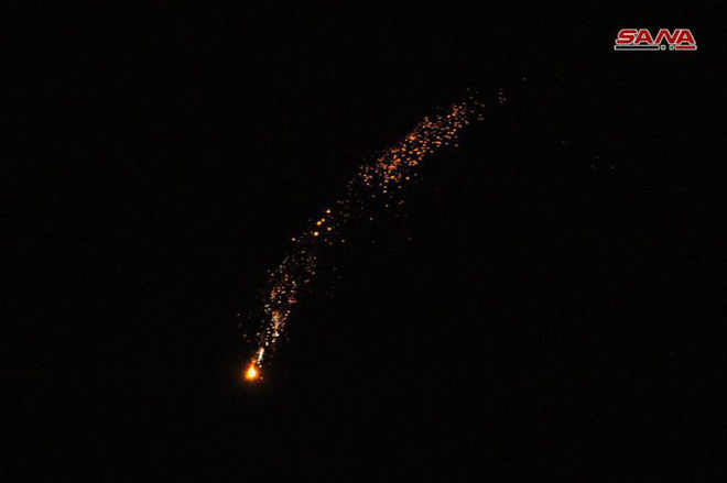 NÓNG: Bị tấn công tên lửa, trời Damascus rực lửa - 1 tổ hợp S-200 Syria mất sức chiến đấu - Ảnh 2.