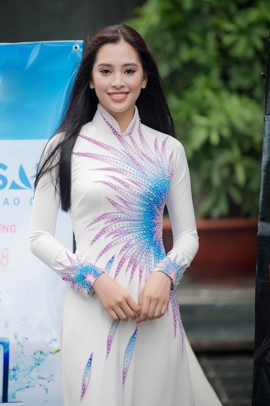 Hành trình nhan sắc của Trần Tiểu Vy toả sáng đến ngôi vị Hoa hậu Việt Nam 2018 - Ảnh 1.
