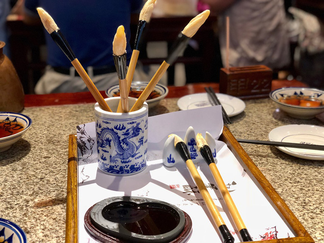 Chuyện thật như đùa: Nhiều thực khách đến một nhà hàng ở Tây An (Trung Quốc) chỉ để... ăn bút lông 1