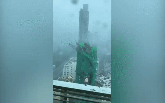 Kinh hoàng cảnh cần cẩu rơi xuống từ tòa nhà 22 tầng xuống đất trong siêu bão Mangkhut tại Hong Kong 1