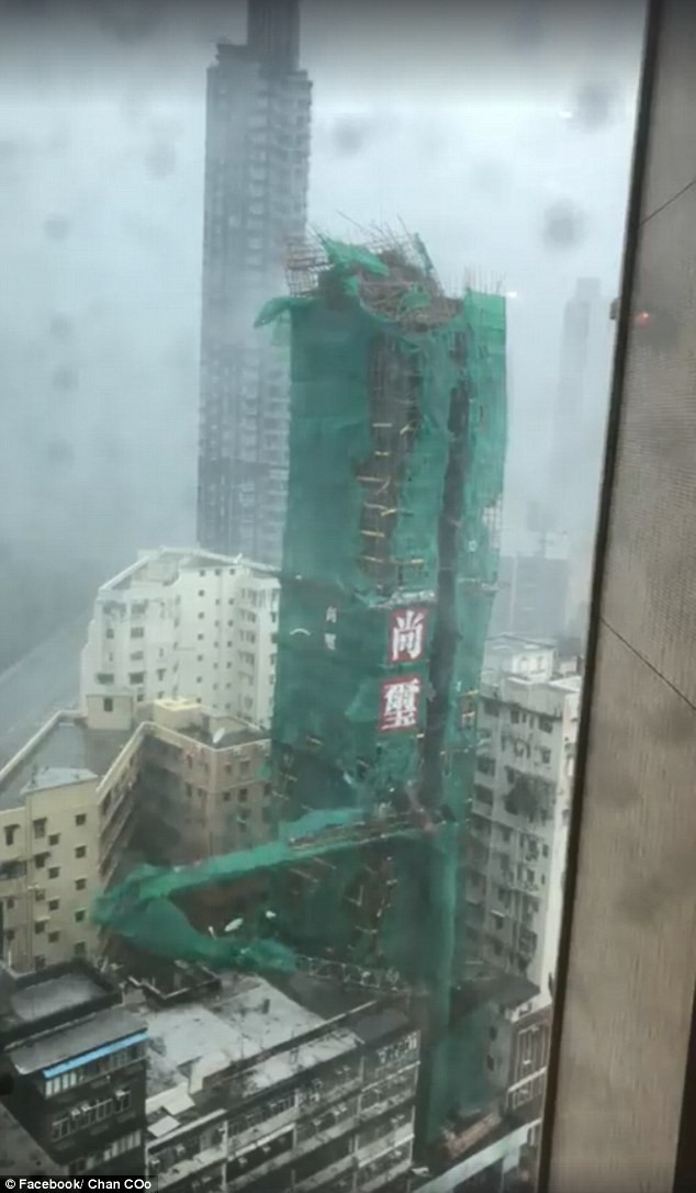 Kinh hoàng cảnh cần cẩu rơi xuống từ tòa nhà 22 tầng xuống đất trong siêu bão Mangkhut tại Hong Kong - Ảnh 2. Kinh hoàng cảnh cần cẩu rơi xuống từ tòa nhà 22 tầng xuống đất trong siêu bão Mangkhut tại Hong Kong 2