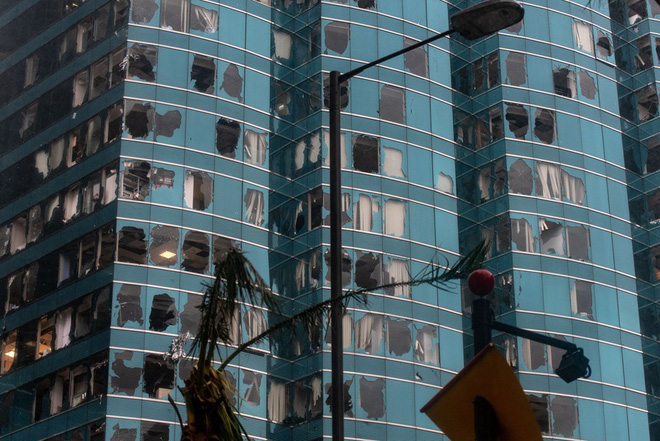 24h qua ảnh: Cửa kính cao ốc Hong Kong vỡ vụn sau “vua bão” Mangkhut 2