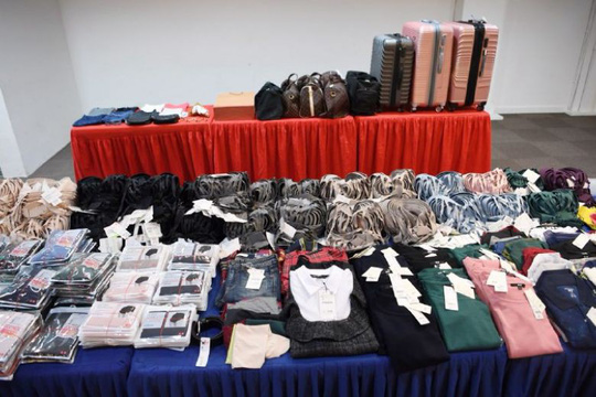 4 người Việt trộm cắp quần áo bị bắt tại Singapore 1