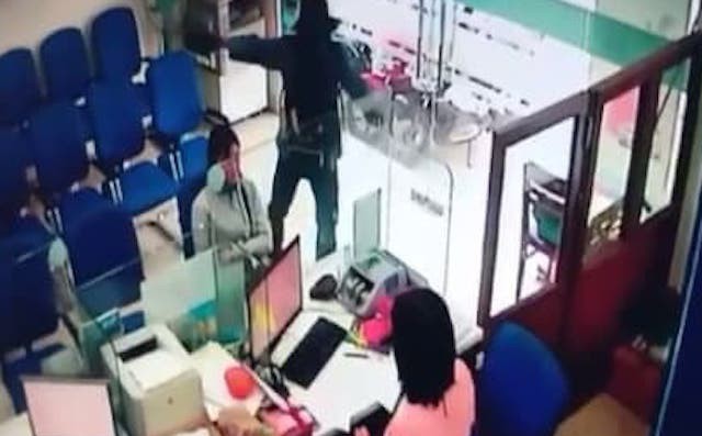 Vụ cướp ngân hàng ở Tiền Giang: Nghi phạm đã uống thuốc diệt cỏ khi bị bắt - Ảnh 1. Vụ cướp ngân hàng ở Tiền Giang: Nghi phạm đã uống thuốc diệt cỏ khi bị bắt 1