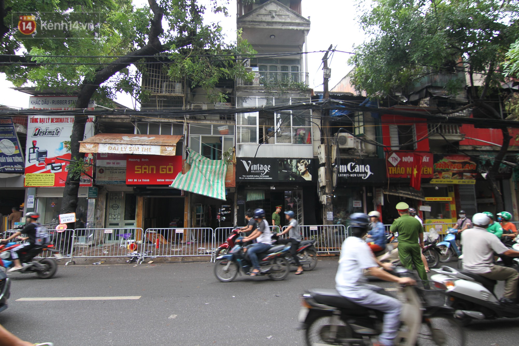 Ảnh: Cận cảnh hiện trường bên trong dãy trọ bị giặc lửa thiêu rụi ở Hà Nội - Ảnh 1. Ảnh: Khung cảnh tan hoang bên trong dãy trọ bị 'giặc lửa' thiêu rụi ở Hà Nội 1