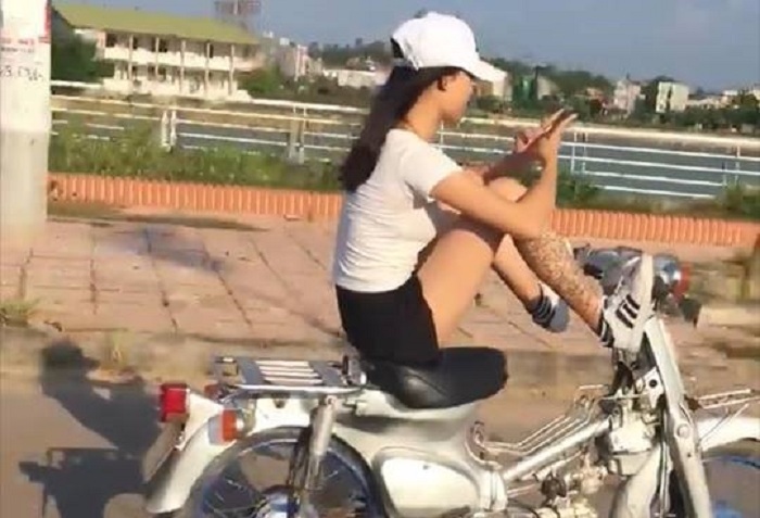 Clip nữ sinh dùng chân điều khiển xe máy gây xôn xao 1